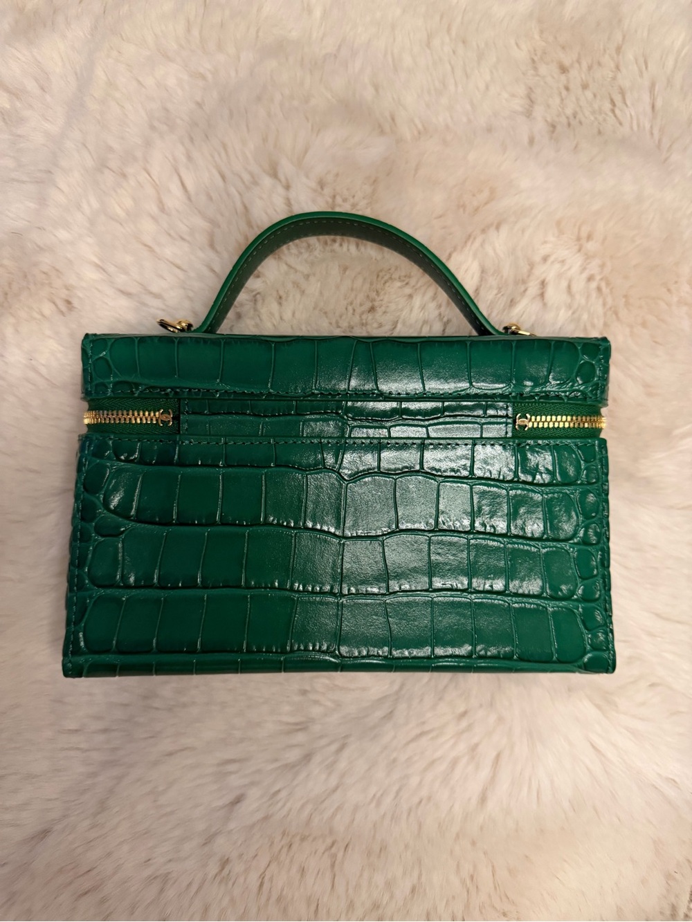 CHANEL Emerald Green Croc-Embossed Slim Vanity Bag with Gold Hardware - Picture 2 of 9